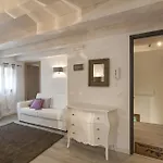 Tiziano Apartment *